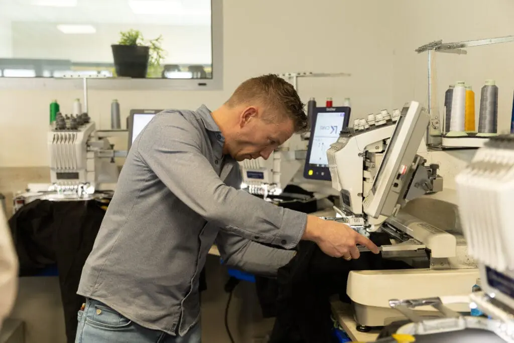 Gerard bedient de borduurmachine bij Eckeveld