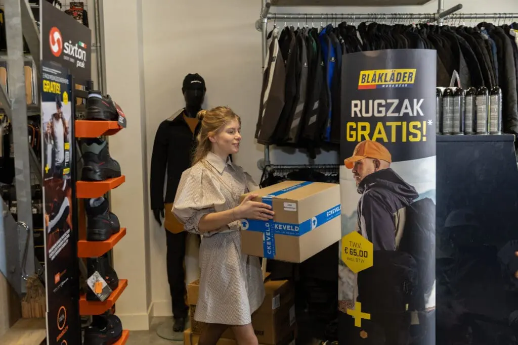 Jacoline aan het werk in het bedrijfspand van Eckeveld