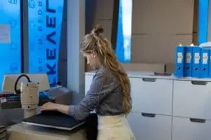 Jacoline in het atelier van Eckeveld
