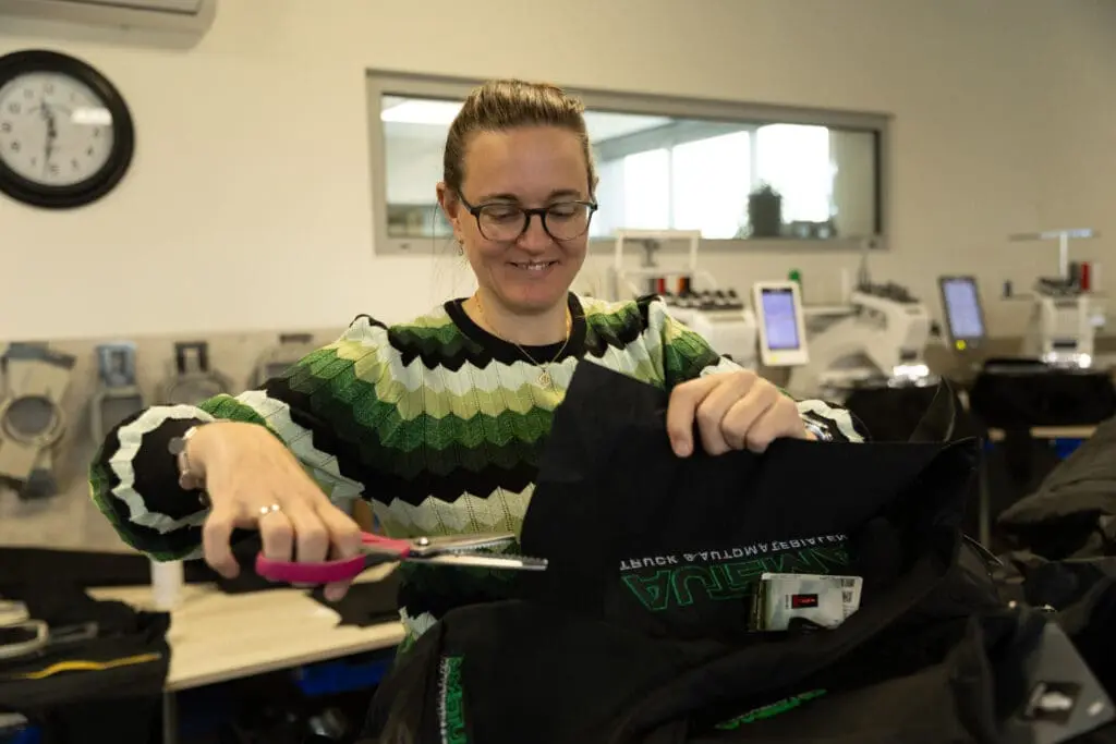 Petra knipt stof op maat in het atelier van Eckeveld