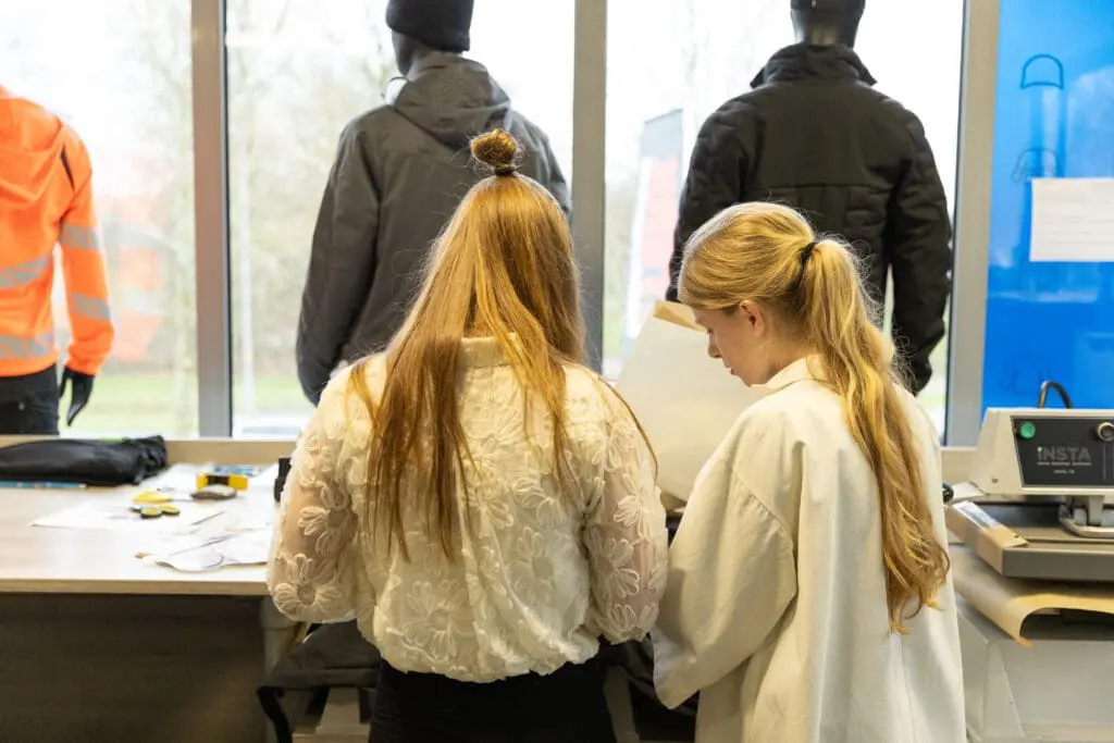 Willine en Jacoline overleggen over een kledingopdracht